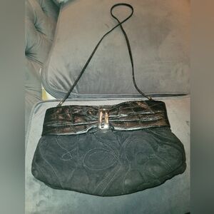 Elegant Vintage Black Shoulder Bag with Metallic Closure